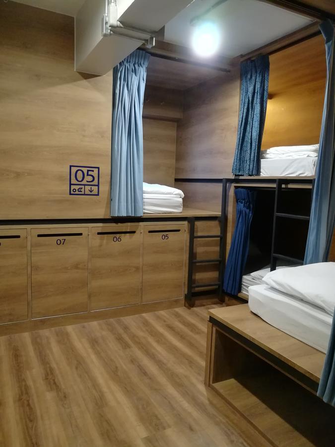 Natee Hostel Bangkok Bagian luar foto