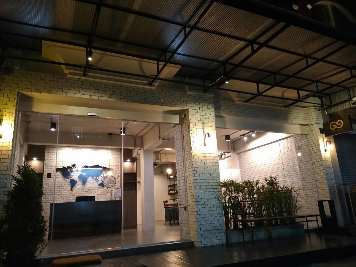 Natee Hostel Bangkok Bagian luar foto